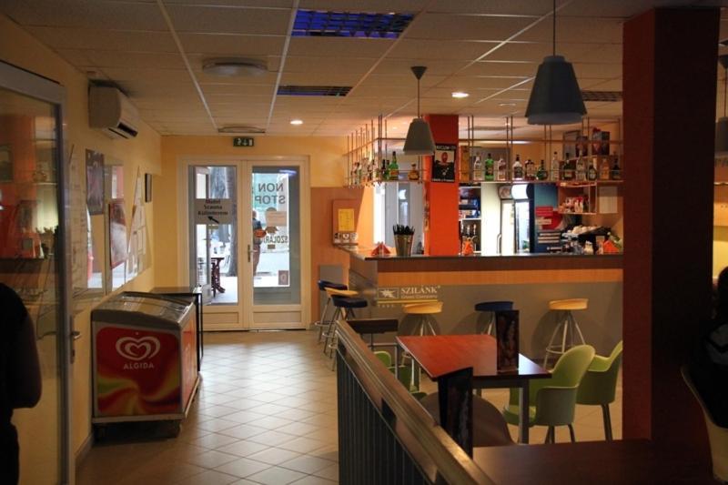 Teke Bowling Centrum Es Sport Panzio Szeged Exterior foto