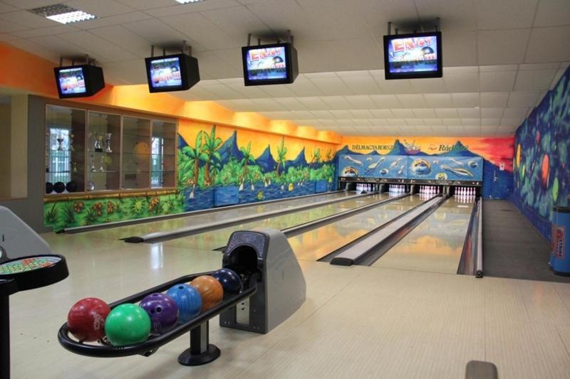 Teke Bowling Centrum Es Sport Panzio Szeged Exterior foto